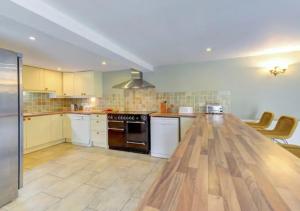 Kuchyň nebo kuchyňský kout v ubytování Marshlands House, Sleeps 16 - Country barn with hot tub + 30 fotografií