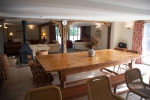 Posezení v ubytování Marshlands House, Sleeps 16 - Country barn with hot tub