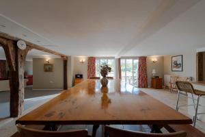 Posezení v ubytování Marshlands House, Sleeps 16 - Country barn with hot tub