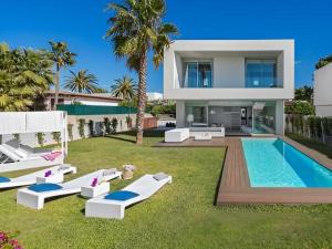 een villa met een zwembad en een huis bij Villa Cuc in Playa de Muro