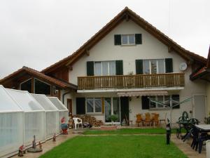 uma casa com uma varanda e um quintal em 1 Zimmer in Kestenholz em Kestenholz