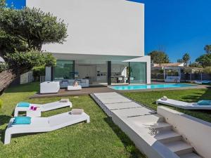 una villa con piscina y tumbonas en Villa Pau, en Muro