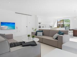 una sala de estar con un sofá y una mesa en Villa Pau, en Muro