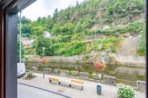 - une vue sur la rivière depuis une fenêtre avec bancs dans l'établissement Li Rotche, à La-Roche-en-Ardenne