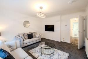 A seating area at Central City Hideaway - Luxury 2 Bed city centre Apartment