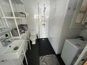 シッチェスにあるNEW: Wonderful Sitgesの白いバスルーム(シャワー、トイレ付)