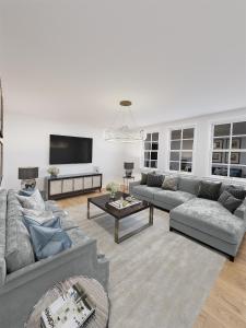 ein Wohnzimmer mit Sofas und einem Flachbild-TV in der Unterkunft Bond Street Mayfair Penthouse in London