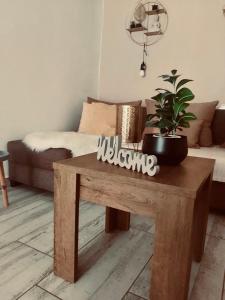 una sala de estar con una mesa con una planta en Füge Vendégház, en Magyarhertelend