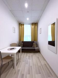 a living room with a couch and a table at Keja Rooms II - Pokoje Noclegi w Centrum Gdyni in Gdynia