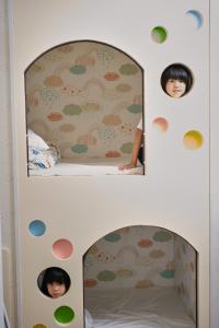 dwa zdjęcia dziecka w lustrze w obiekcie Coral Gate in Kume コーラルゲートイン久米 w mieście Naha