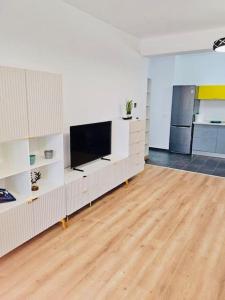 a living room with a television and a wooden floor at Joy City Stay Mara M10-12 in Timişoara