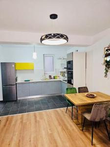 eine Küche mit einem Tisch und Stühlen im Zimmer in der Unterkunft Joy City Stay Mara M10-12 in Timişoara