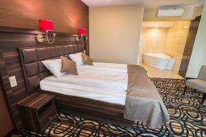 Łóżko lub łóżka w pokoju w obiekcie Hotel Atena