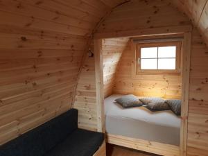 Кровать или кровати в номере Fossatun Camping Pods & Cottages - Sleeping Bag Accommodation