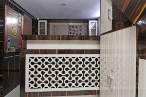 una cocina con una pared estampada en blanco y negro en Flagship Hotel Royal Paradise en Tīrath