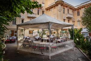 um gazebo em frente a um edifício em Relais Le Felci Executive Suite Spa em Fiuggi