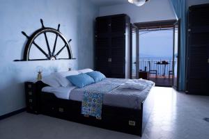 1 dormitorio con 1 cama grande y vistas al océano en Villa Paradise (Amalfi Coast - Luxury Home - Beach), en Vietri