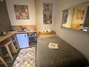 - une petite cuisine avec un lit dans une chambre dans l'établissement Le Nid Nantais La Beaujoire, à Nantes