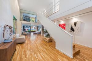 escalera blanca en la sala de estar con suelo de madera en Villa Mediterrania I by Esteva Emerald Stay en Alcudia