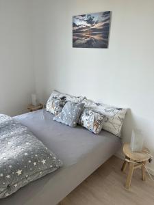1 cama con almohadas en el dormitorio en Ferienwohnung 20b am Goitzsche See, en Pouch