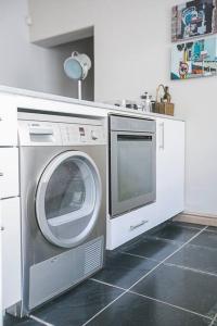 a washing machine and a dryer in a kitchen at On Salisbury in Cape Town