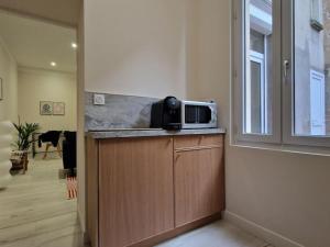 a microwave sitting on top of a counter in a kitchen at Appartement Cosy centre-ville in Angers