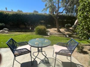 eine Terrasse mit einem Tisch und 2 Stühlen in der Unterkunft Large Creekside Studio at Shadow Mountain Resort and Club in Palm Desert