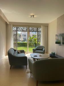 Sala de estar con 2 sofás y mesa en Mangroovy Residence El Gouna - Grovin en Hurghada
