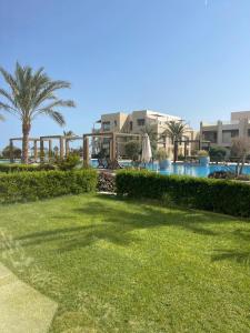 césped frente a un complejo con piscina en Mangroovy Residence El Gouna - Grovin en Hurghada