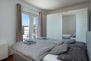 - une chambre avec un grand lit et une grande fenêtre dans l'établissement Villa Hugo, à Vodnjan