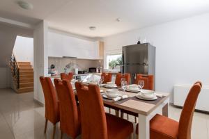 a kitchen and dining room with a table and chairs at Villa Hugo in Vodnjan