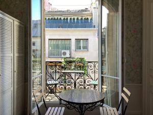 d'un balcon avec une table et une vue sur un bâtiment. dans l'établissement Bed and Breakfast Paris Arc de Triomphe, à Paris