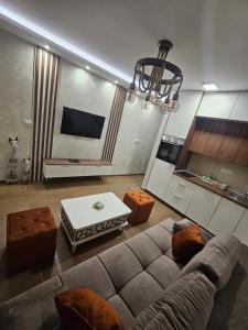 una sala de estar con un sofá y una mesa en Apartmani Mandić Divčibare, en Divčibare