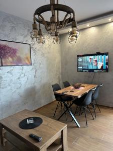 Una televisión o centro de entretenimiento en Apartmani Mandić Divčibare