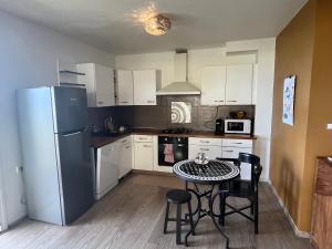 Kuchyň nebo kuchyňský kout v ubytování Aprile des îles .Appartement avec une jolie vue