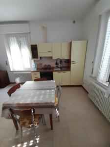 eine Küche mit einem Tisch und Stühlen im Zimmer in der Unterkunft Breve Ristoro in Parma