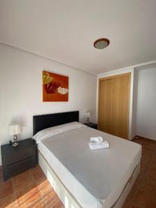 A bed or beds in a room at Playa Paraiso 27E