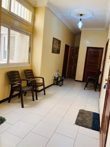 a living room with chairs and a table at Idéal et meilleur Appart du coin Guediawaye in Pikini Bougou