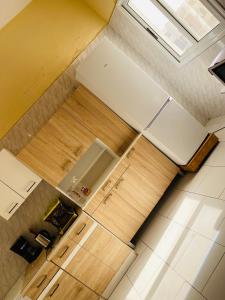 an overhead view of a kitchen with wooden cabinets at Idéal et meilleur Appart du coin Guediawaye in Pikini Bougou