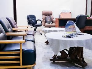 ein Wartezimmer mit Stühlen und einem Tisch mit in der Unterkunft Hotel In North Campus in Neu-Delhi