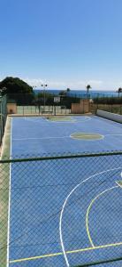 ビリャホヨサにあるPlaya Paraiso 27Eのテニスコート(ネット付)
