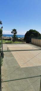 ビリャホヨサにあるPlaya Paraiso 27Eの公園内のテニスコート