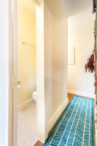uma casa de banho com WC e um tapete no chão em Sutro: Vibrant & Cozy Studio in Central Noe Valley em São Francisco