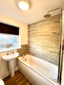Ванна кімната в 2Bed House-10min drive to Durham