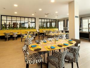 a large dining room with tables and chairs at Hotel Altos de Istán in Istán