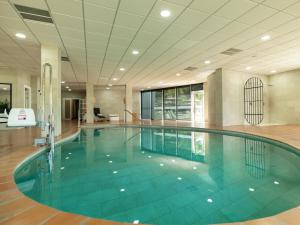una gran piscina en un edificio en Hotel Altos de Istán en Istán