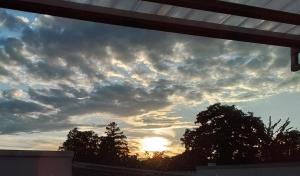 Blick auf den Sonnenuntergang durch ein Fenster in der Unterkunft Appartement in Offenburg