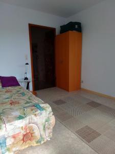 1 dormitorio con 1 cama y armario de madera en Appartement, en Offenburg