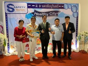 un groupe de personnes debout devant un panneau dans l'établissement โรงแรมบ้านมะลิ ฮิลล์ เรสซิเด้นท์, à Kaeng Khlo