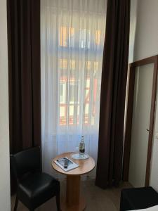 um quarto com uma mesa e uma janela em Hotel Goldenes Lamm em Idstein